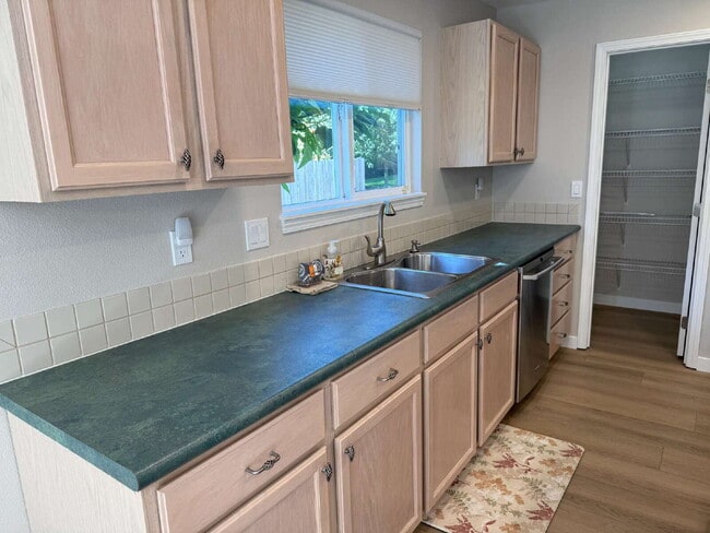Building Photo - AMAZING Home in Quiet Community Available ...