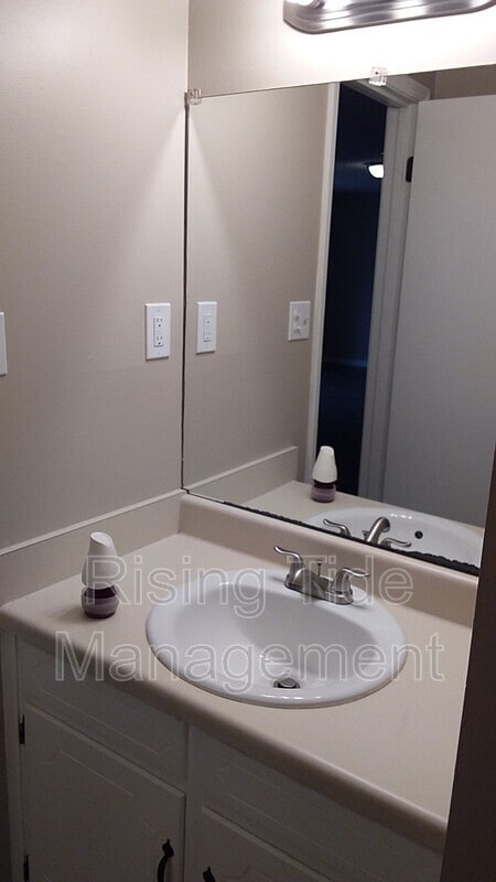 Building Photo - 436 10th Ct