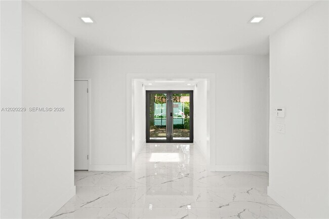 Building Photo - 112 E 1st Ct