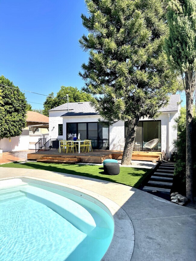 Building Photo - 6143 Carpenter Ave