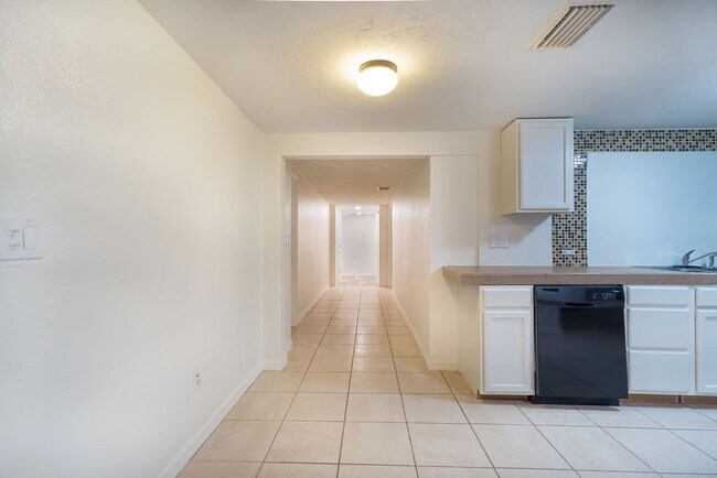 Building Photo - 7407 Duke Dr