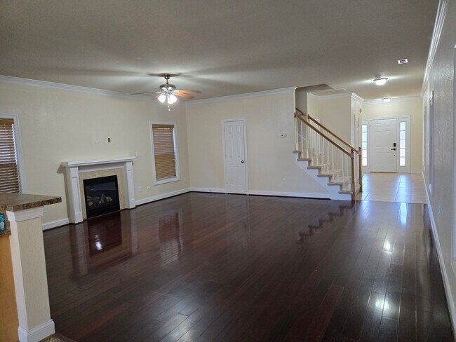 Building Photo - Lovely 3 Bedroom house near Town Center