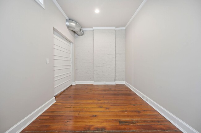 Building Photo - WALNUT HILLS- Immaculate 2 Bedroom 2 Bathr...