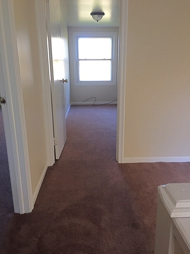 Building Photo - Beautifully renovated 3bd/1 1/2 bath home ...