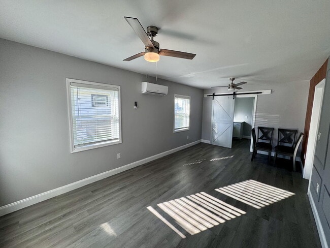 Building Photo - Fully Renovated 2BR Home Near Downtown Win...