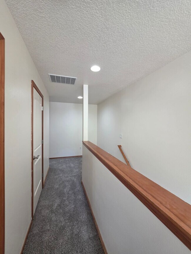 Building Photo - 355 SW Pemberly Loop