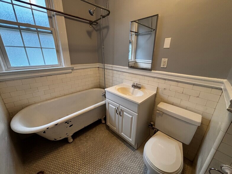 Building Photo - 18 Glenville Ave