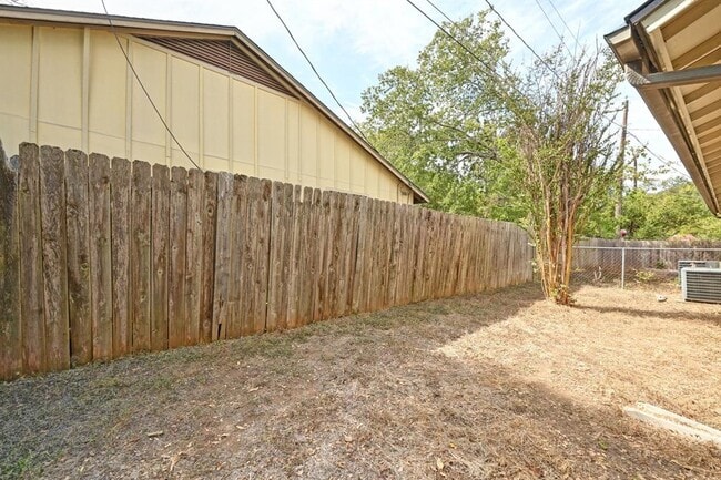 Building Photo - 2409 Berkett Dr