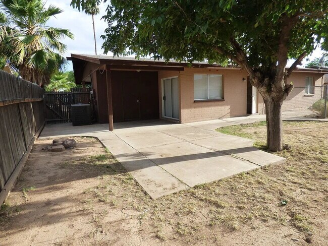 Building Photo - "Charming 3-Bedroom Oasis with 2 Baths in Phoenix – 1280 Sq Ft of Comfort Awaits You!"
