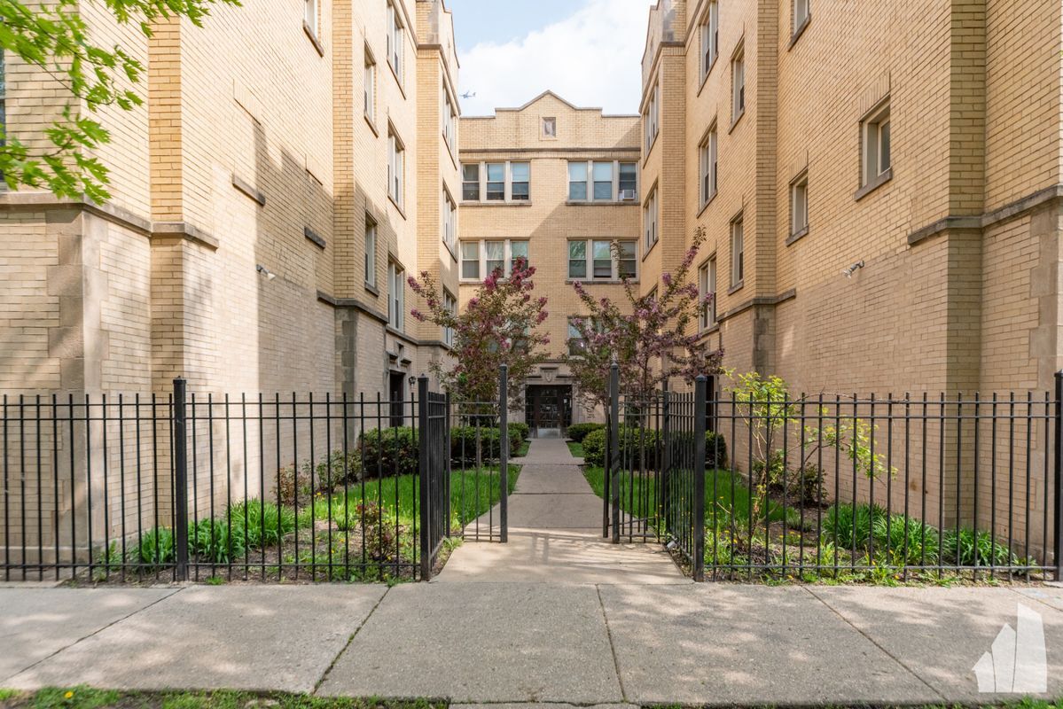 Building Photo - 4101 N Sacramento Ave