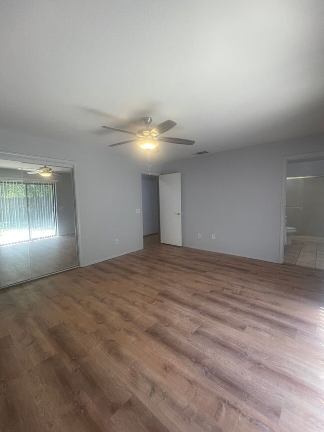 Building Photo - 651 Country Oak Dr