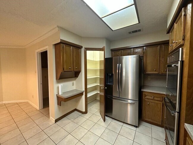 Building Photo - 239 Kings Way