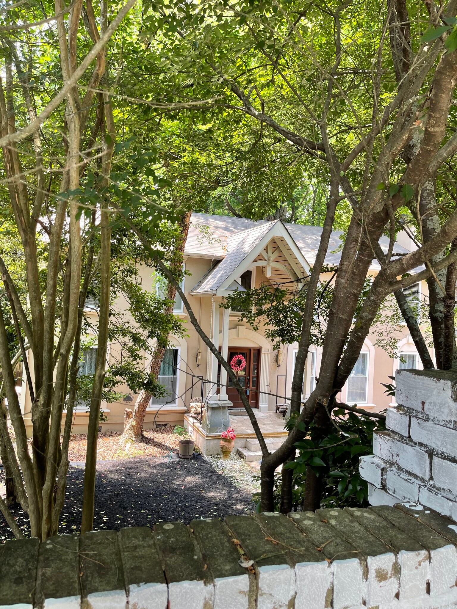 Building Photo - 915 Woodlawn Dr NE