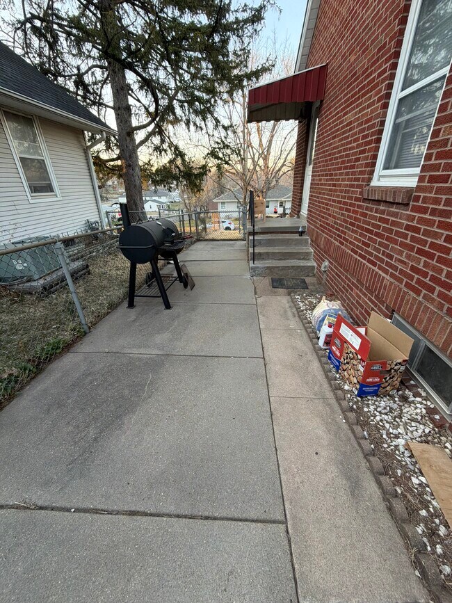 Building Photo - Maple Street