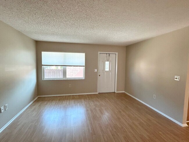 Building Photo - 2 Bedroom Villa with Screened in Patio!