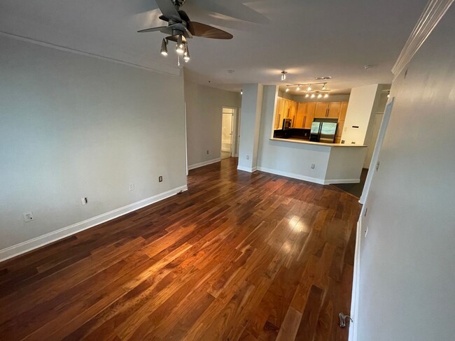 Building Photo - Upscale Condo In Park West