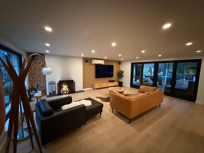 Building Photo - 204 Datura Dr