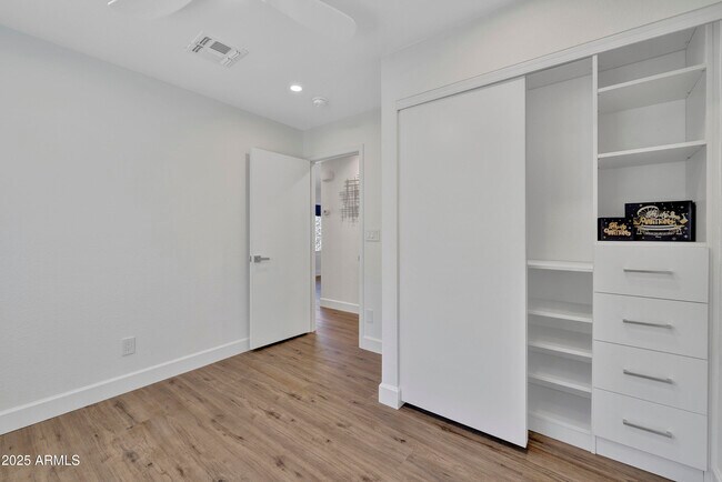 Building Photo - 1362 E Wickieup Ln