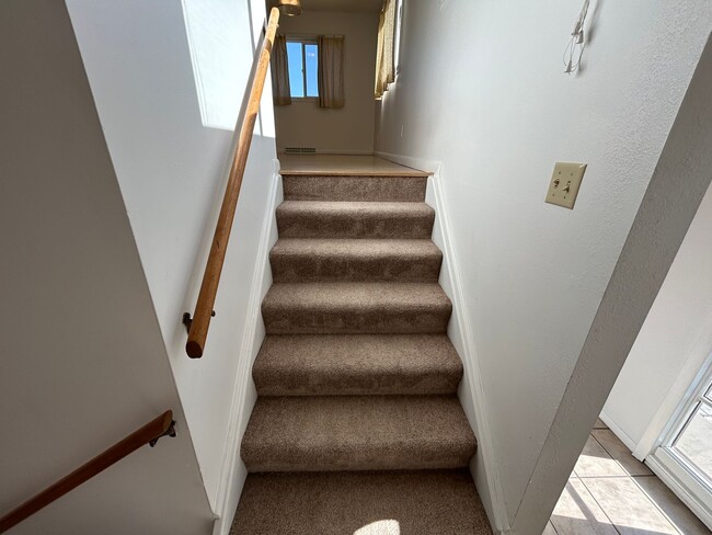 Building Photo - 5 Bed 2 Bath Home with 2 Car Attached Garage in Quiet Nice Neighborhood.