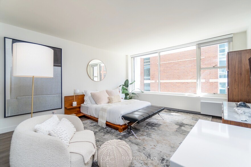 Primary Photo - 6 E Chestnut St