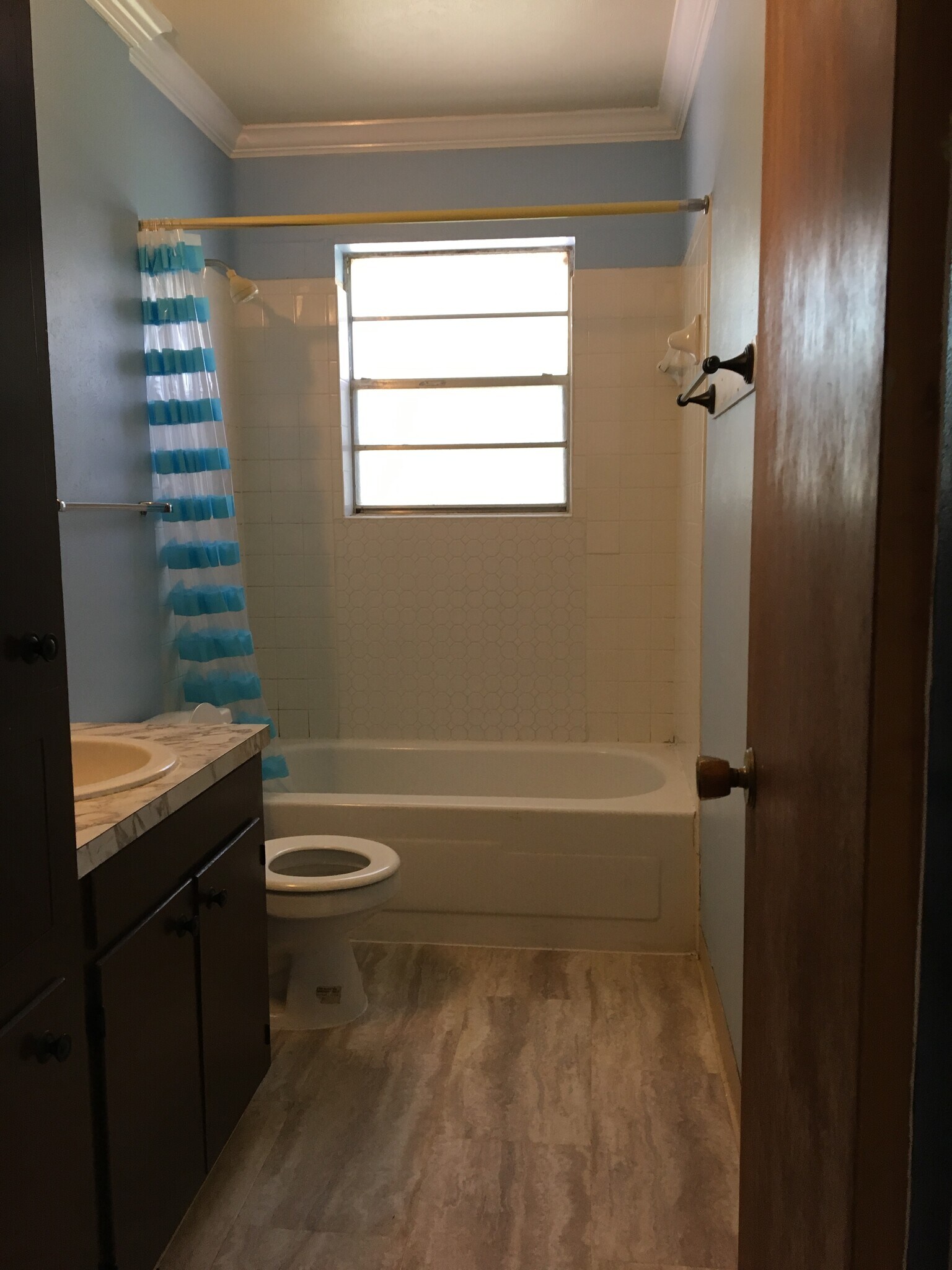 Hallway bath - 5629 Cross Timbers Dr
