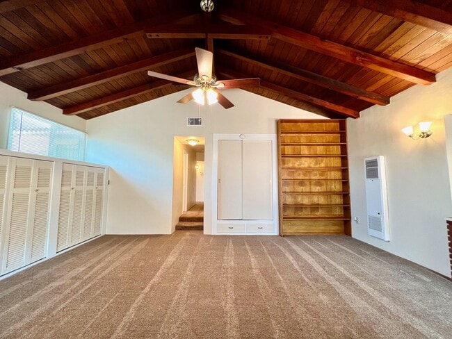 Building Photo - Large 3 Bedroom 2 Bath Home