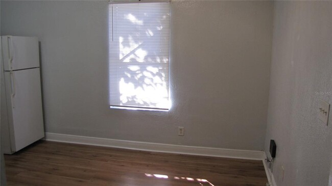 Building Photo - 107 E Gladys St