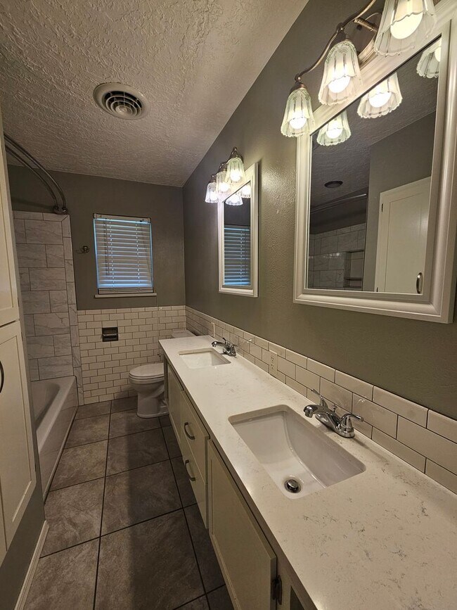 Building Photo - (3) Bed/(1.5) Bath in Core Norman Avail NOW!