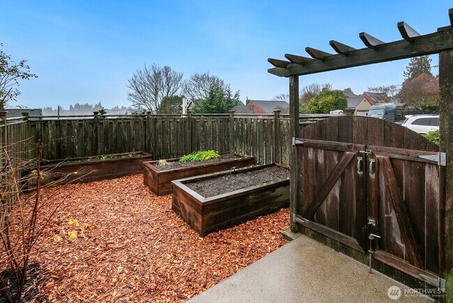 Building Photo - Light-Filled Magnolia Home with Spectacular Northwest Views