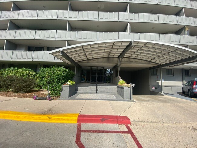 Building Photo - 1 bedroom High Rise Living Downtown