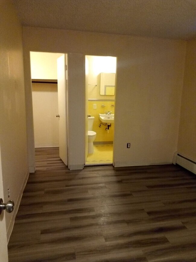 Building Photo - 1 bed, 1 Bath, Aug Special $400 credit Great Location off Joliet and 17th