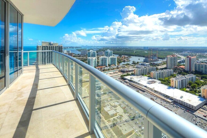 Building Photo - 17001 Collins Ave
