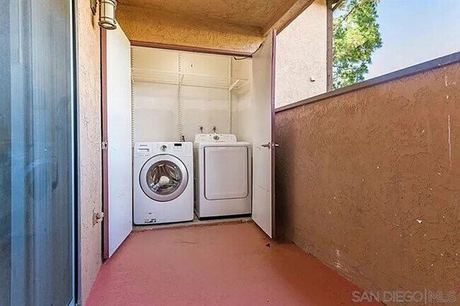 Building Photo - Newly on the Market.. Desirable 2/2 Condo
