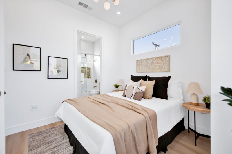 Building Photo - 2354 E Poppy St