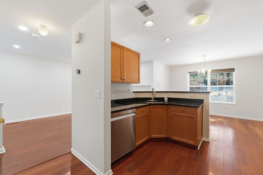 Building Photo - 402 Dalton Ct