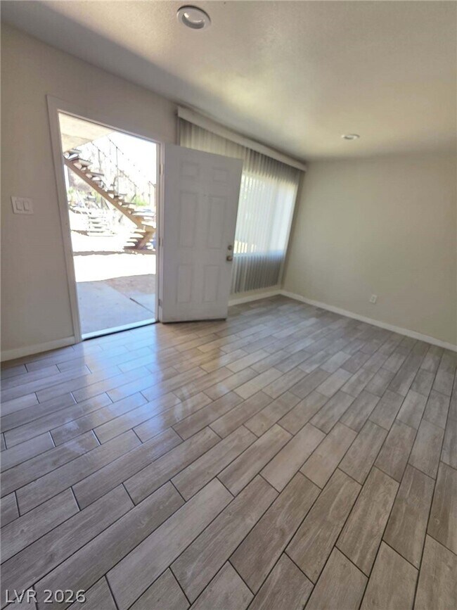 Building Photo - 1107 E Desert Inn Rd