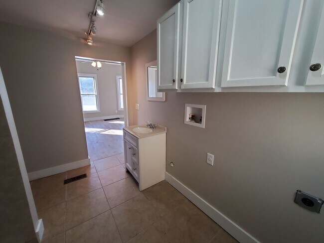 Building Photo - Large 4 Bedroom House in Moline