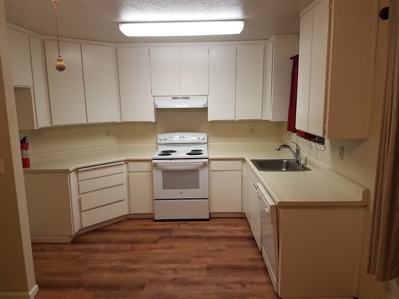 Kitchen - 118 W Beverly Pl