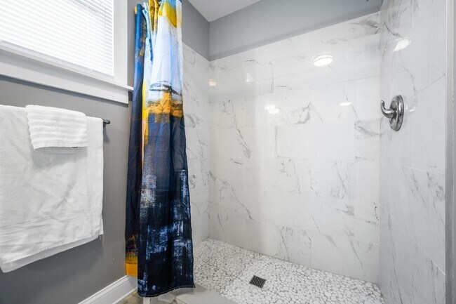 Building Photo - 1365 E 43rd St