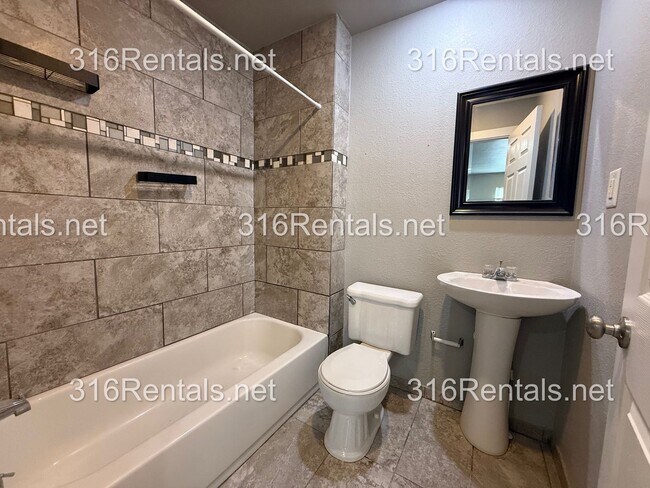 Building Photo - $595 - Available NOW! Beautiful 1 bedroom/ 1 bathroom Duplex