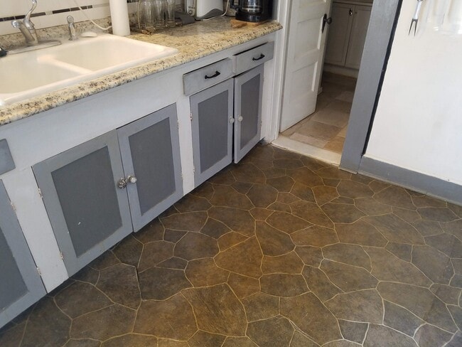 Building Photo - 2223 E Commerce St