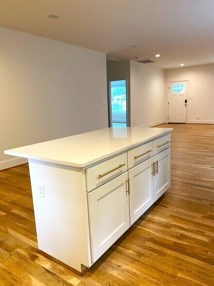 Building Photo - 529 10th Ave S