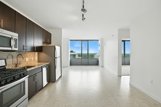 Building Photo - 155 Forest Ave
