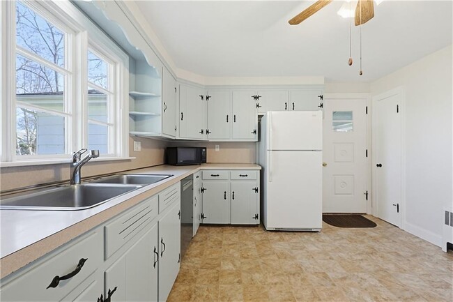 Building Photo - 111 Beach Rd