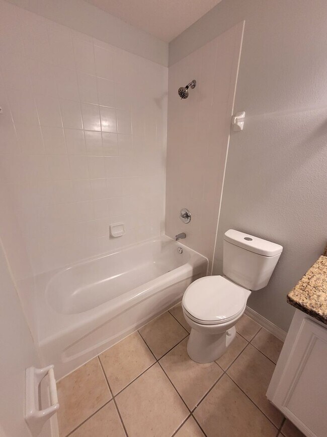 Building Photo - Amazing Renovated 4 bed 3 bath in Davenport