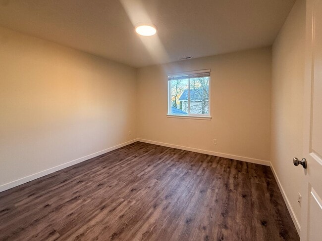 Building Photo - 505-507 NW Hillcrest Dr