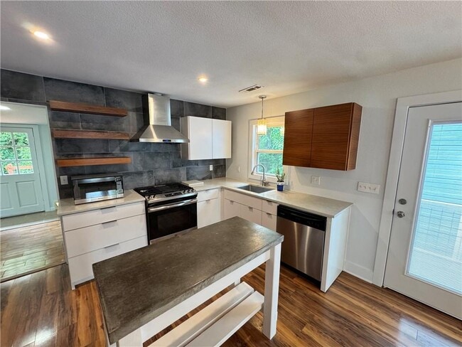 Building Photo - 320 S Washington Ave