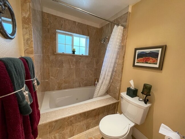 Building Photo - Gorgeous updated single level home in S.Wa...