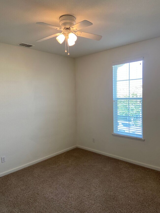 Building Photo - 4 Bedroom, 2.5 Bath - Located in Hideaway Treehouse Community