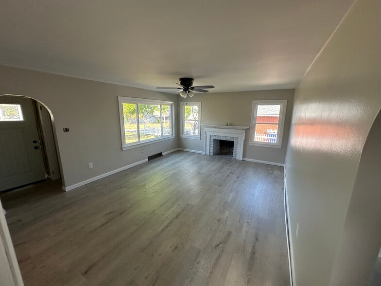 Building Photo - 617 Westridge Dr